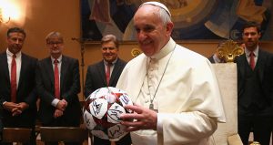 Lee más sobre el artículo De sotanas y de fútbol.