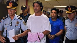 Lee más sobre el artículo Ronaldinho gaucho, la caída de un ídolo