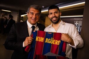 Lee más sobre el artículo ¿El Kun con Covid? ¿Está en riesgo la salud de Laporta?
