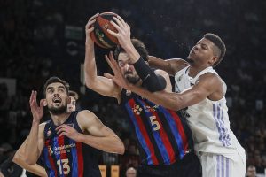 Lee más sobre el artículo El Barça sale victorioso del Clásico en apuros (75-73)