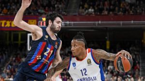 Lee más sobre el artículo Efes supera al Barça de la mano de un Larkin trepidante (75-80)